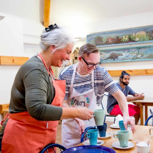 2 people working in a cafe